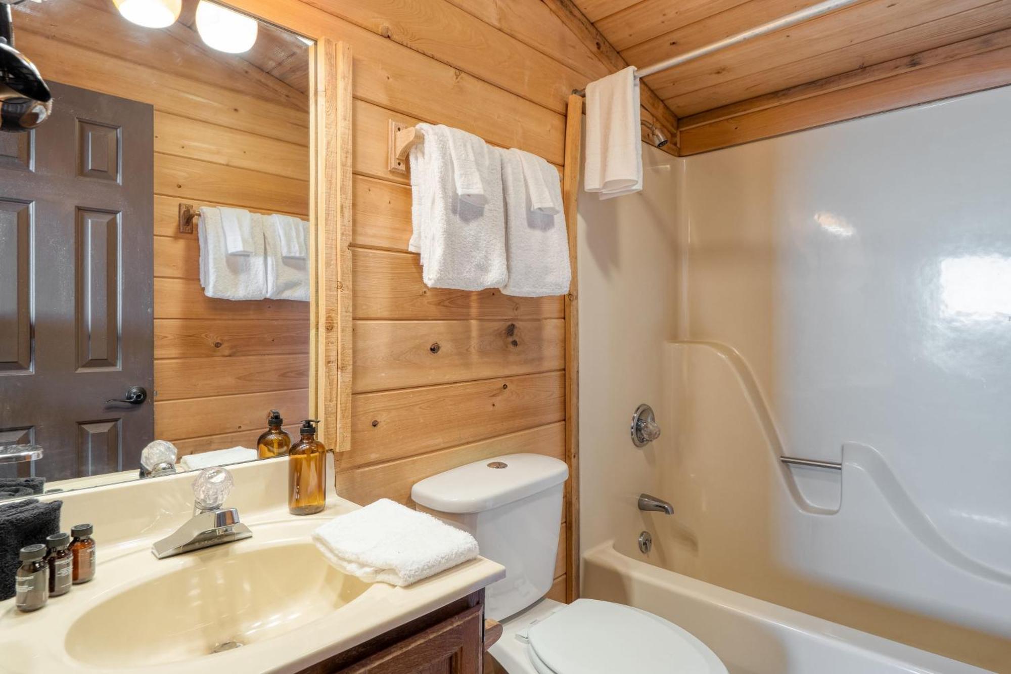 Fontana By Avantstay Gorgeous Mountain Cabin W Views Hot Tub Game Room Gatlinburg Exteriör bild